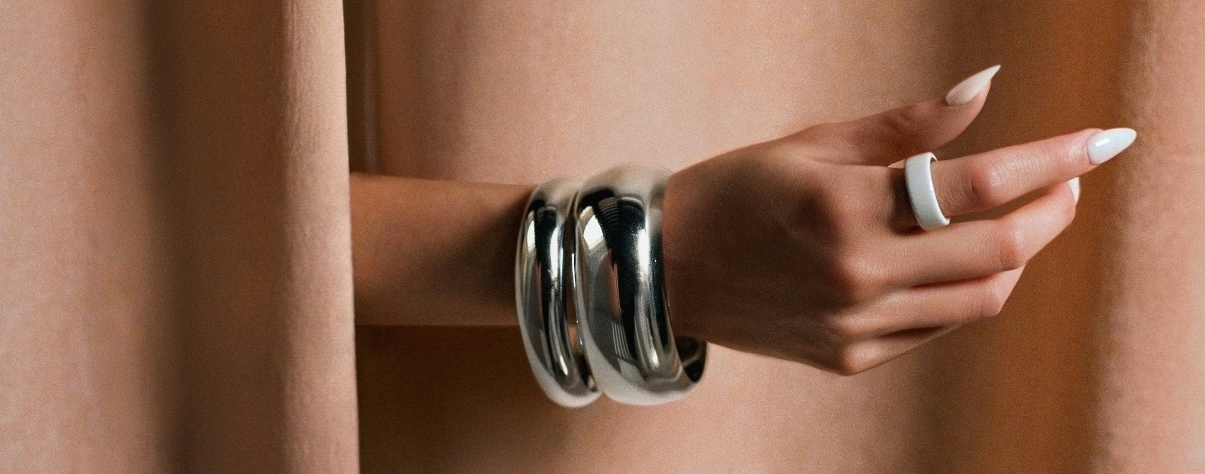 佩戴 Oura Ring 4 Ceramic Cloud 的手