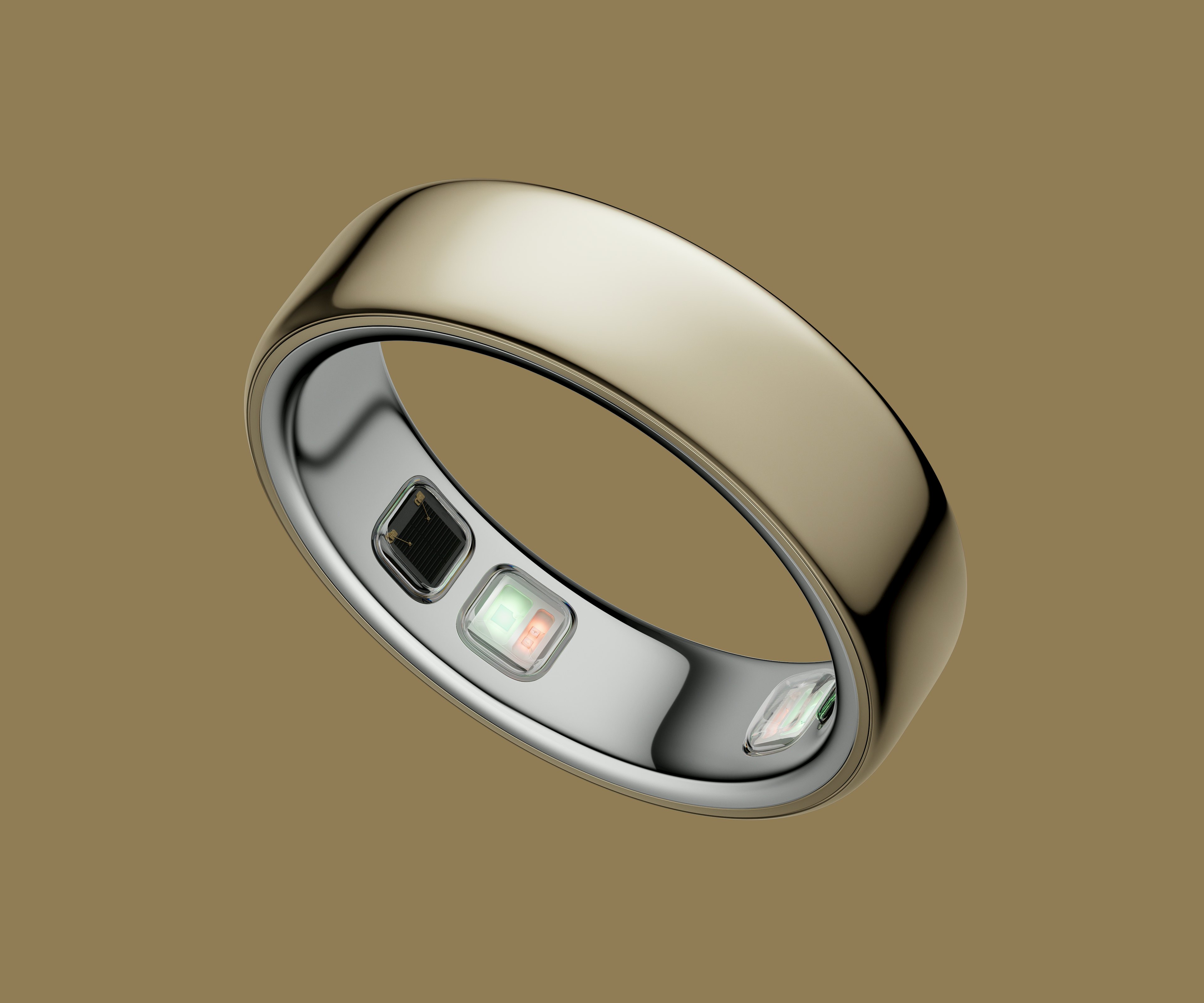 Gold 饰面的 Oura Ring 5，产品图片