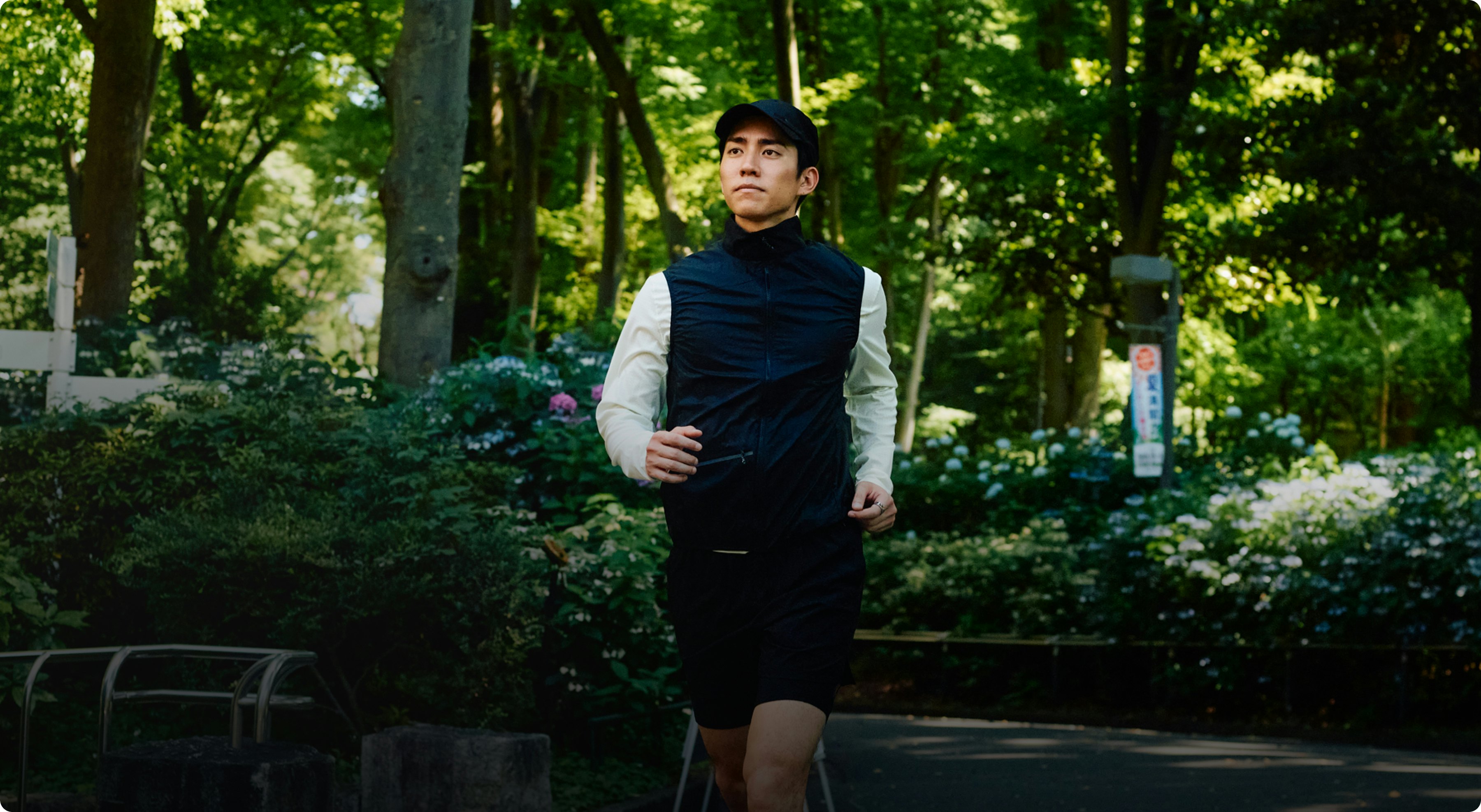 Oura Ring4を着用してジョギングをしている男性。