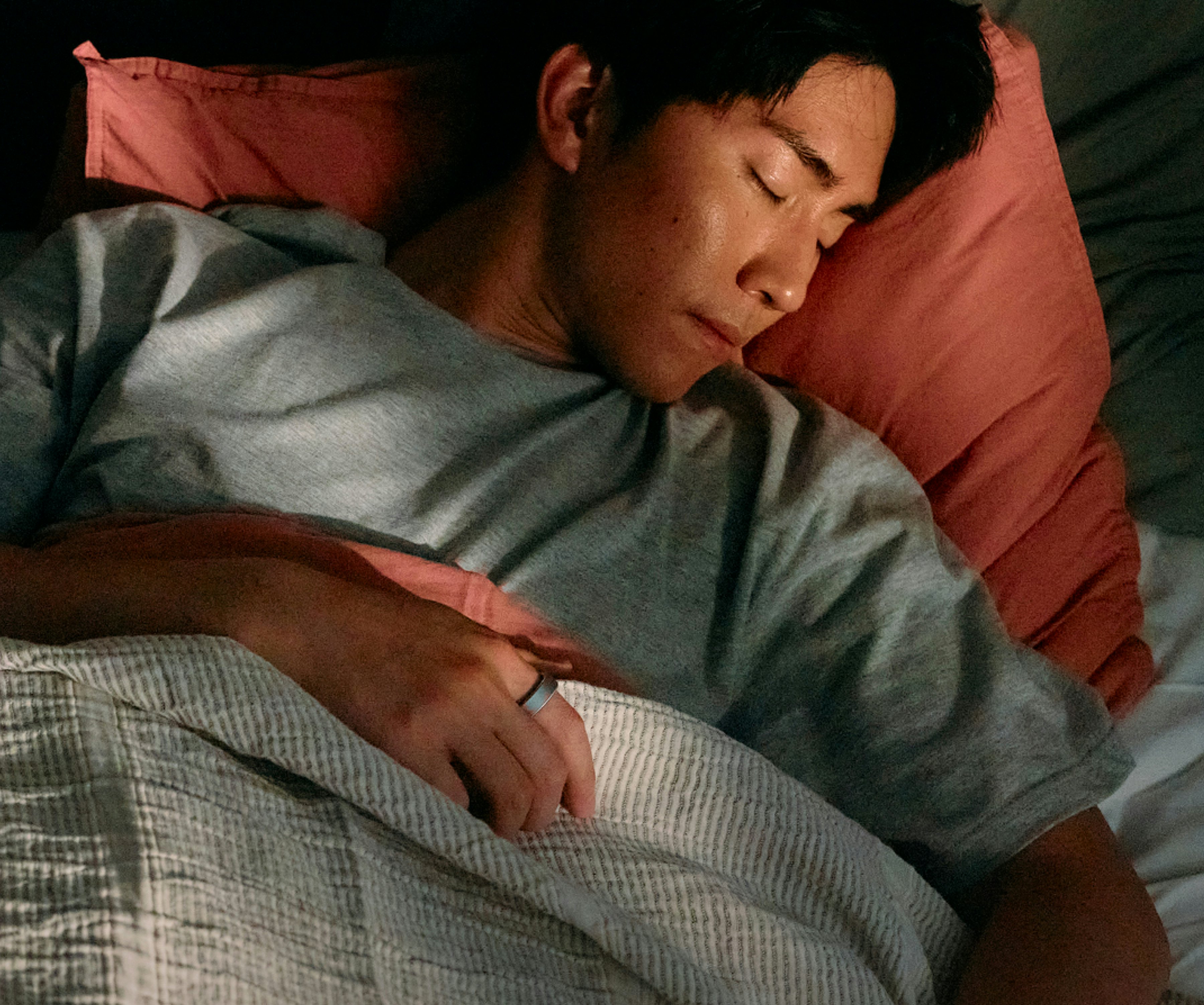 Oura Ringを着用した眠っている男性
