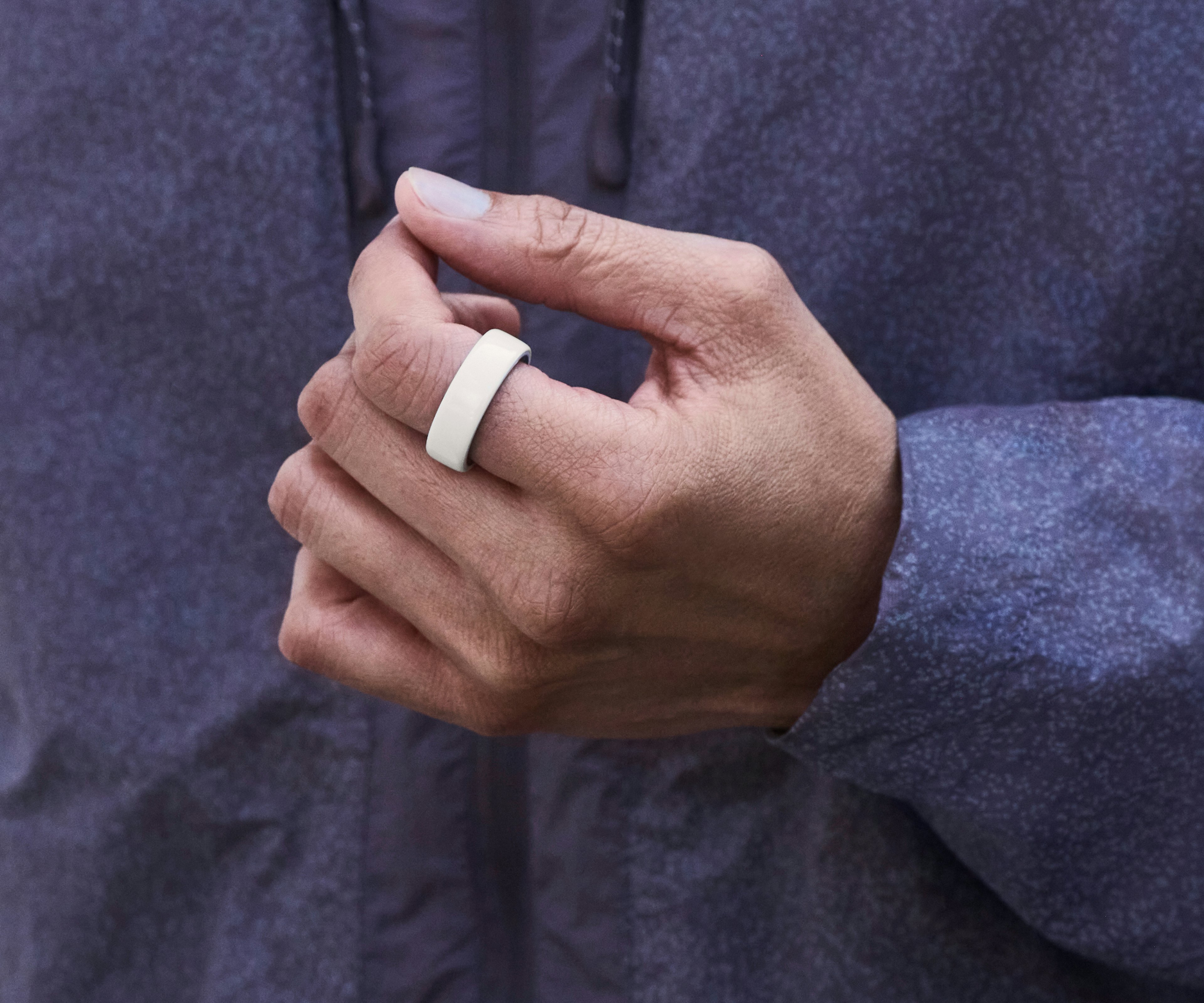 一个佩戴 Cloud Oura Ring 4 Ceramic 的人的手部特写