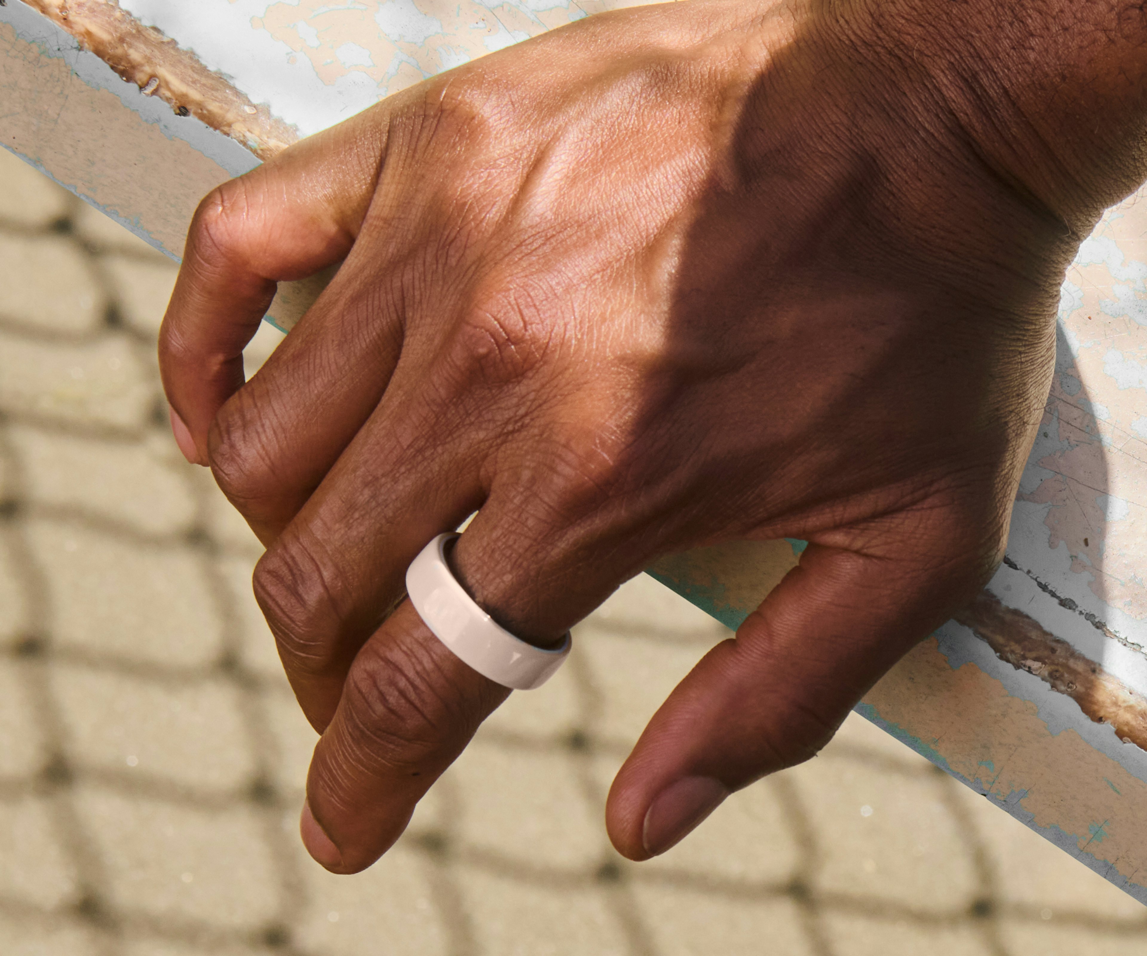 一个佩戴 Cloud Oura Ring 4 Ceramic 的人的手部特写
