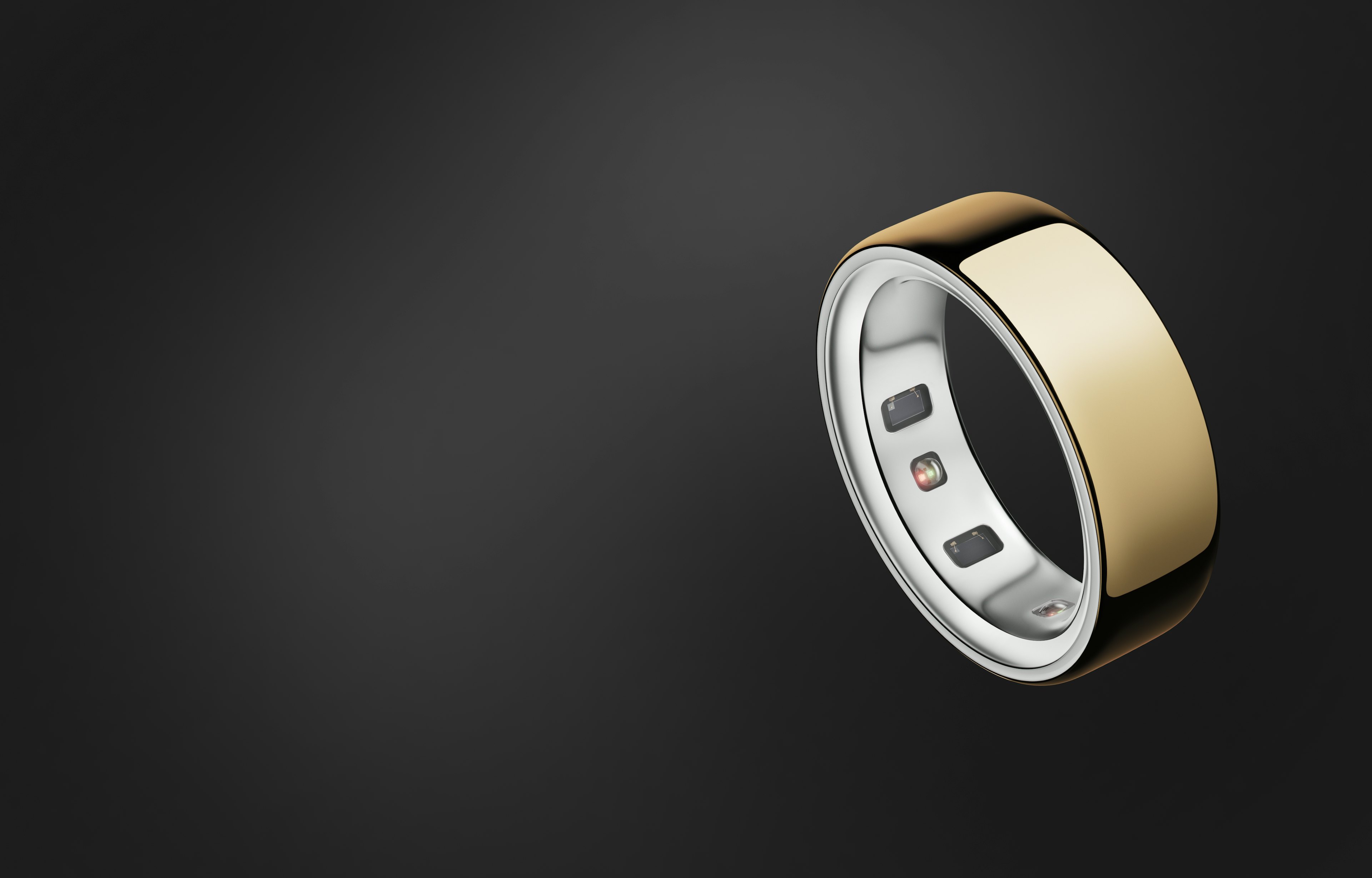 一隻戴著 Oura Ring 的手指向一張紙。