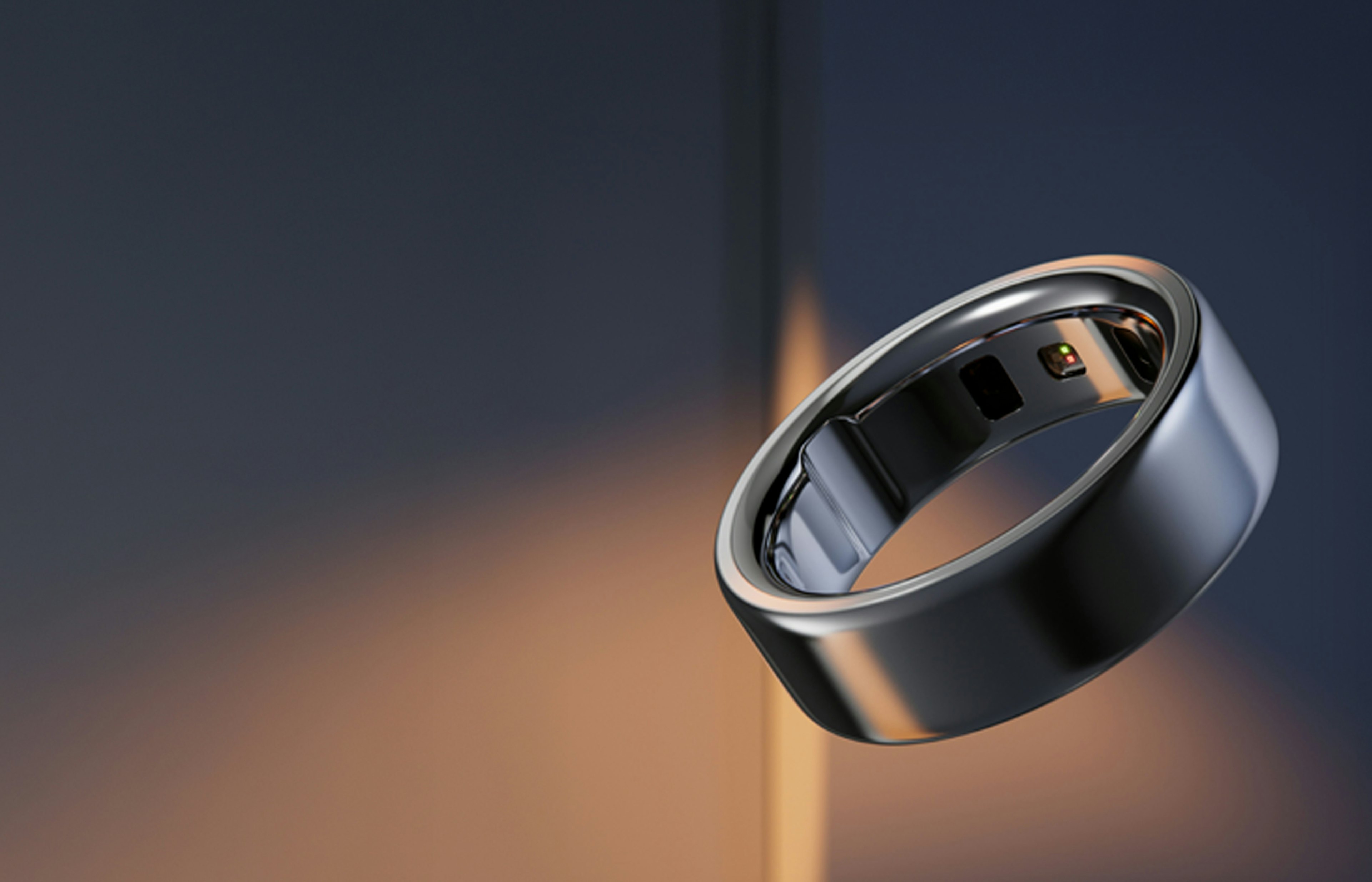 一枚 Oura Ring 4,置於深藍色與柔和橙色的背景上