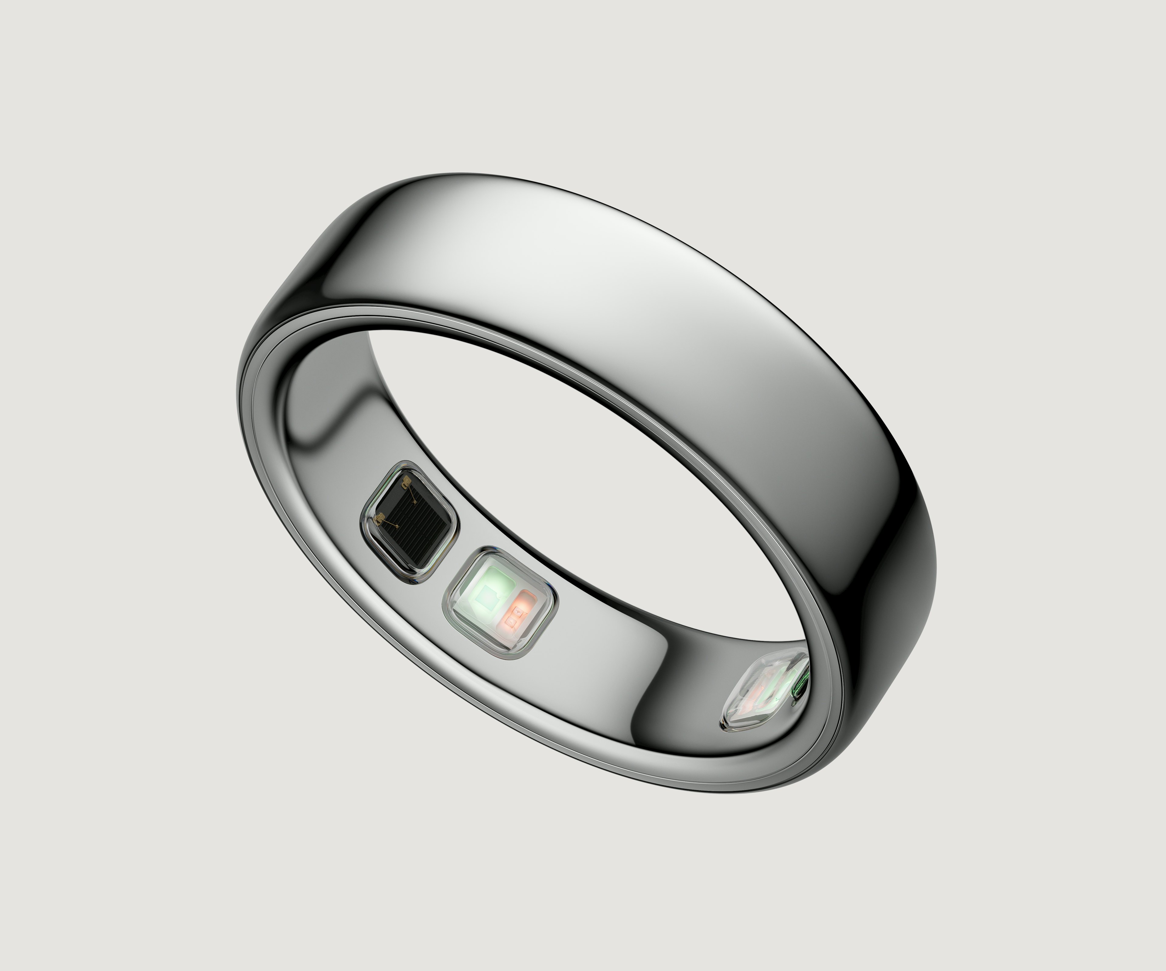 Silver 饰面的 Oura Ring 5，产品图片