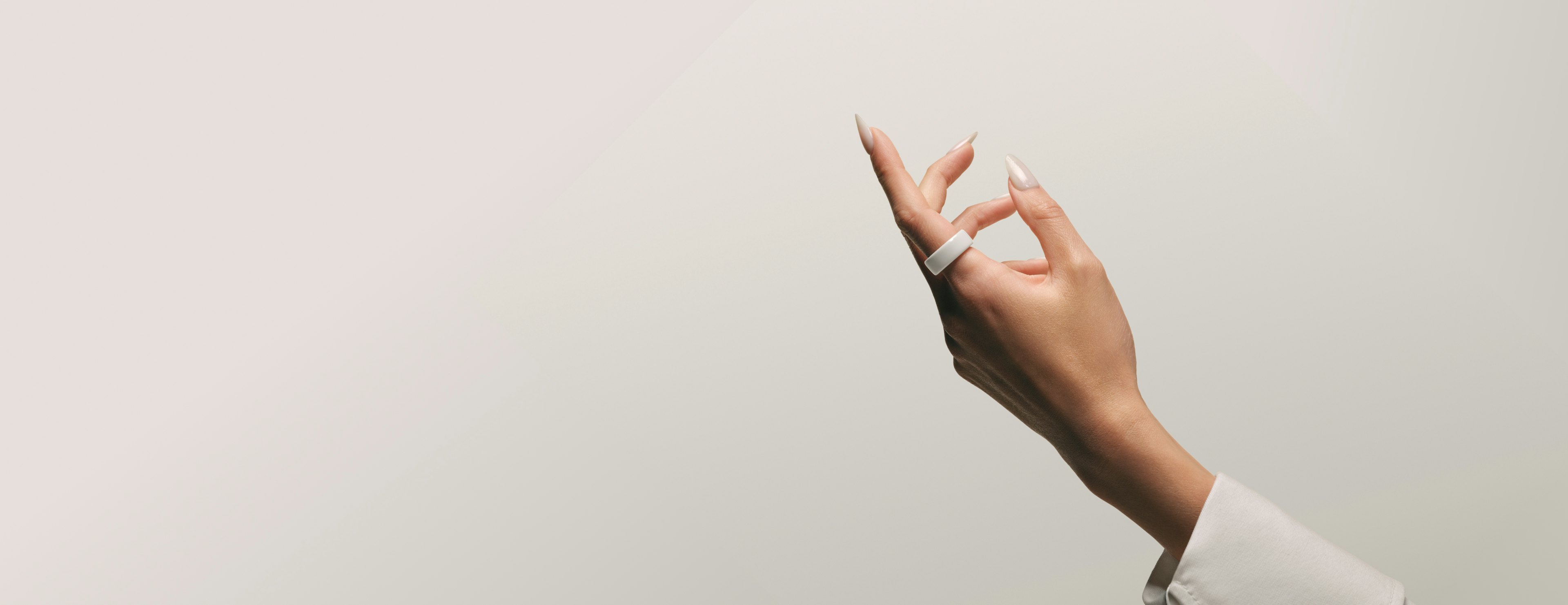 一名男子用戒圍測量套組判斷自己的 Oura Ring 尺寸