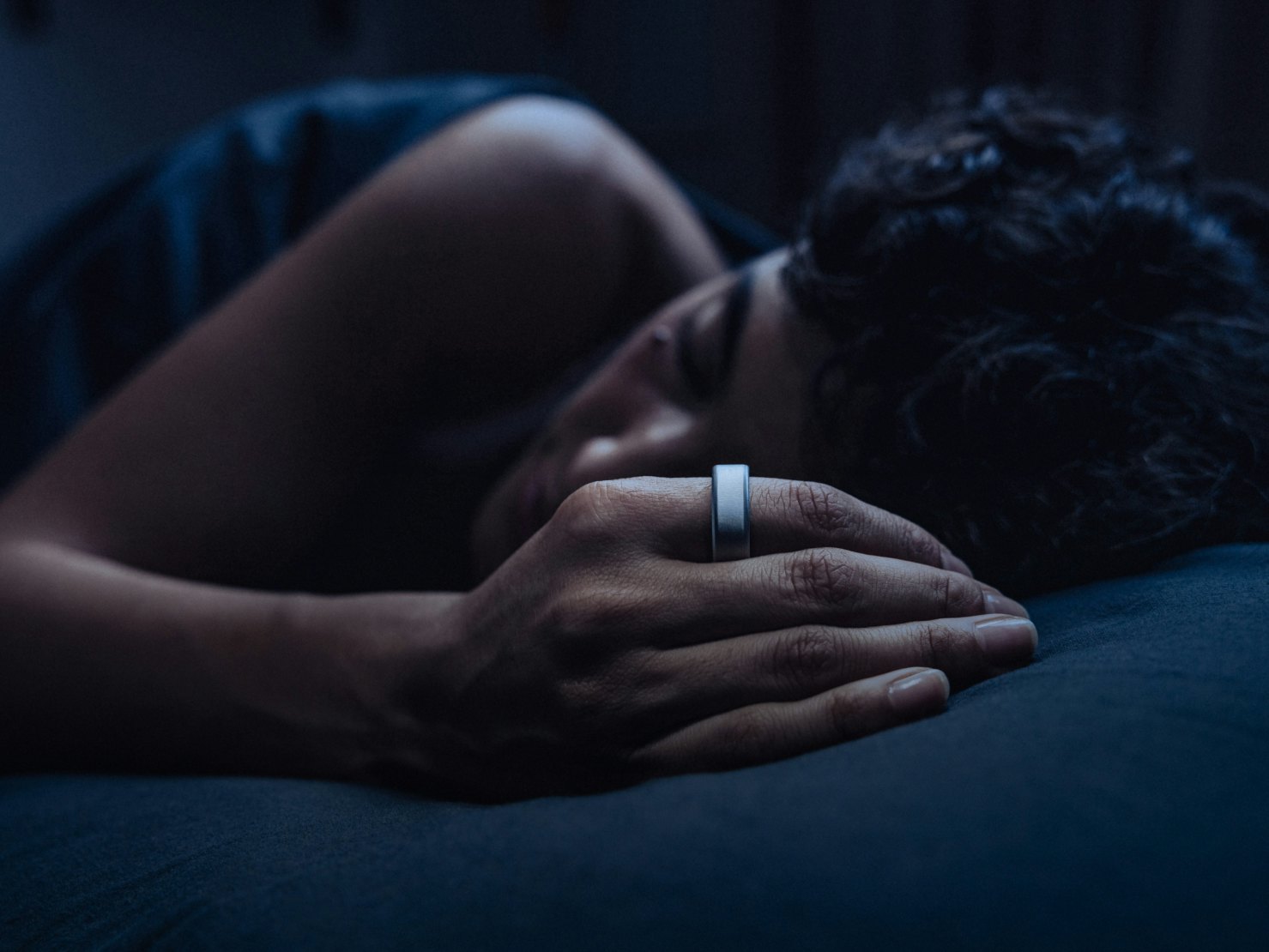 一名熟睡的女子戴著 Oura Ring
